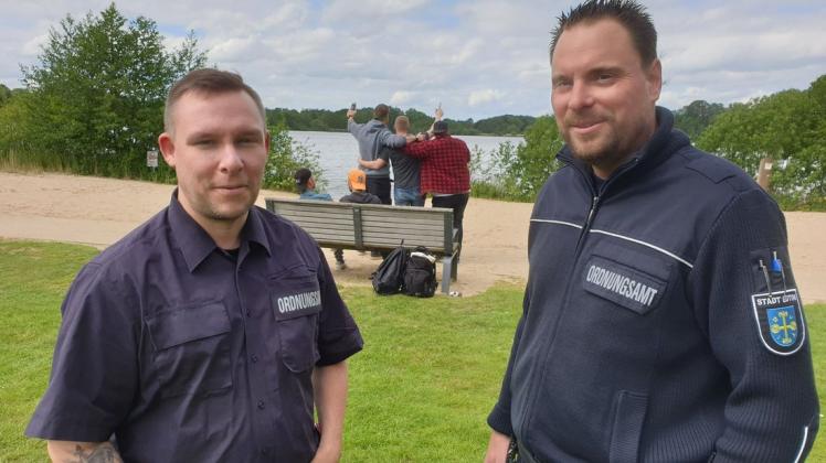 Tobias Kickartz (links) und Alexander Tael vom Kommunalen Ordnungsdienst der Stadt Eutin sind im Seepark unterwegs an Himmelfahrt und treffen auf einige feiernde Grüppchen.