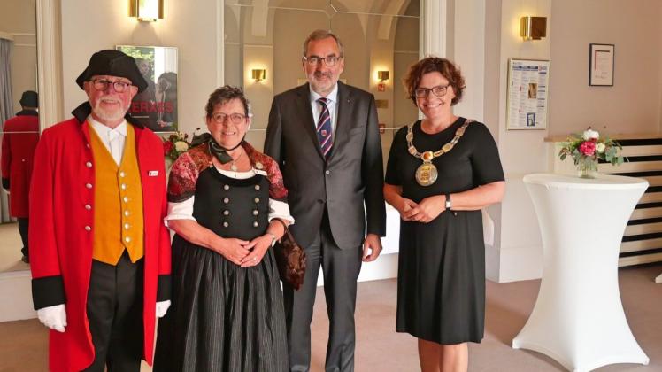 Empfang im Foyer des Stadttheaters: "Markgraf" Jürgen Wieben, "Stutentrine" Rita Ihrig, Stadtpräsident Thomas Krabbes und Bürgermeisterin Janet Sönnichsen.