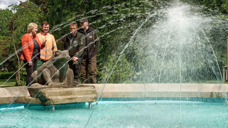 Der Froschbrunnen im Carlisle-Park speit wieder. Barbara Harten (v.li.), Christian Otzen, Sönke Clausen und Michael Gräf begutachten das Schauspiel.