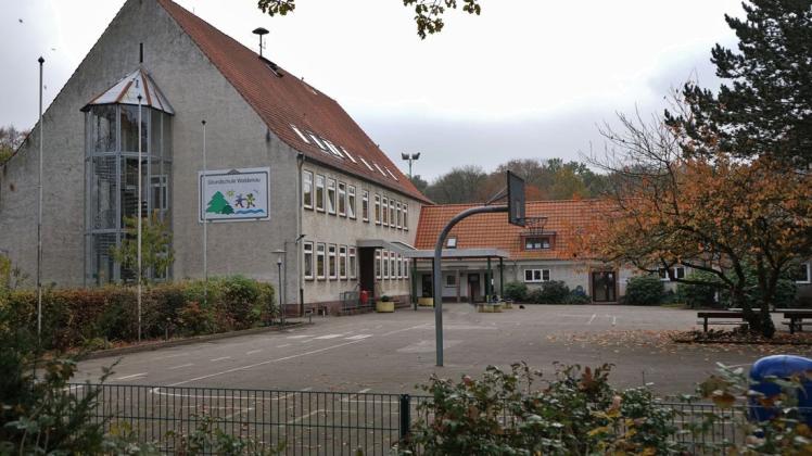 Weil Lehrkräfte fehlen, sollen an der Grundschule Waldenau im kommenden Schuljahr jeweils die ersten bis vierten Klassen mit bis zu 35 Schülern zusammengelegt werden.