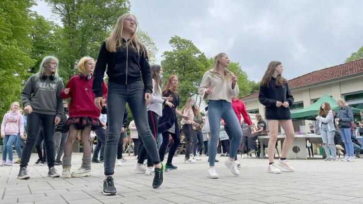 Unter der Leitung von TSV-Sportlehrerin Tamara Träger versammelten sich die Schüler zum gemeinsamen Tanz.