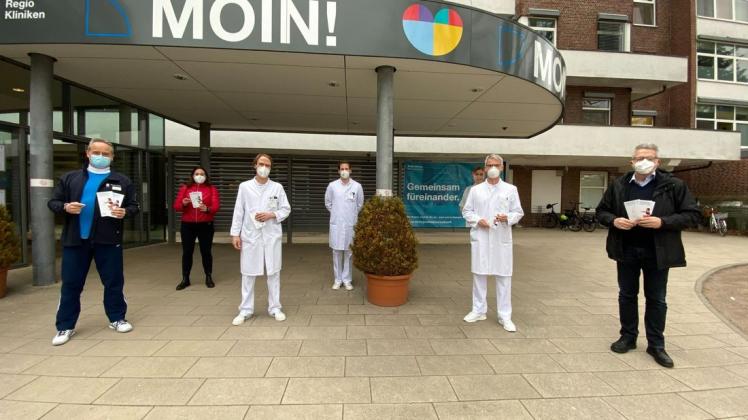 Bekommen sie bald eine neue Heimat? Ein Team aus dem Klinikum Pinneberg vor dem Eingang des Pinneberger Krankenhauses.