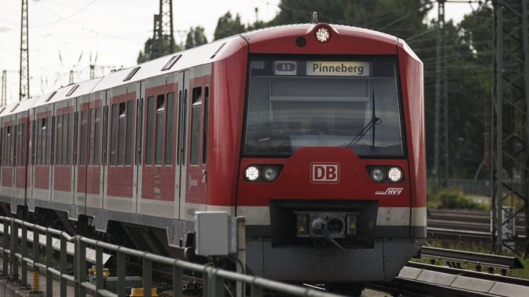 Nach einem Vorfall in einer Bahn der S3 im Kreis Pinneberg ermittelt nun die Polizei.