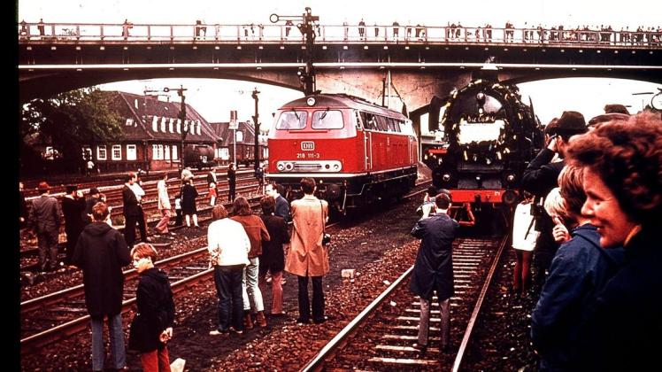 Letzte Blicke auf die letzte reguläre Dampflok in Flensburg. Eine der neuen Dieselloks stand auf dem Nachbargleis. Etliche Zuschauer wollten den Abschied im Bahnhof sehen.