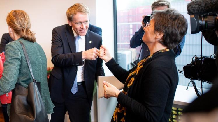 Auf gute Gespräche:  CDU-Ministerpräsident Daniel Günther begrüßt seine Finanzministerin und Verhandlungspartnerin Monika Heinold von den Grünen.