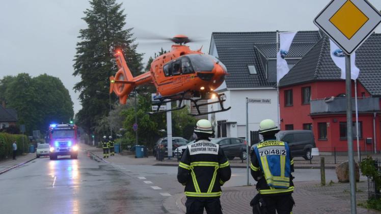 Bei einem Unfall wurde am Donnerstagabend in Trittau ein Mann schwer verletzt.Nach einer Erstversorgung durch den Rettungsdienst und Notarzt wurde der Schwerverletzte mit dem Rettungshubschrauber Christoph 12 ins Krankenhaus transportiert.