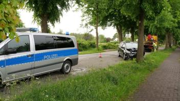 Nach einem Unfall musste die Kieler Straße in Neumünster auf Höhe des Krückenkrugs gesperrt werden. Ein Mann wurde bei dem Aufprall schwer verletzt.