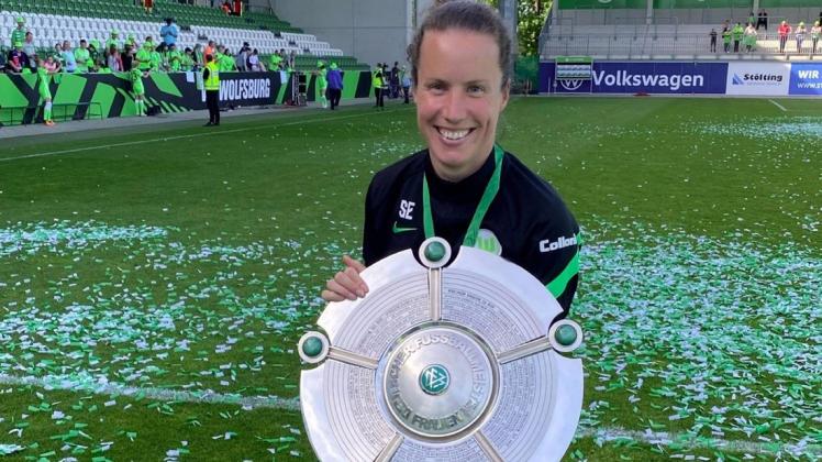 Strahlend mit der Schale: Wolfsburgs Co-Trainerin Sabrina Eckhoff zeigt die Trophäe der deutschen Meisterinnen.