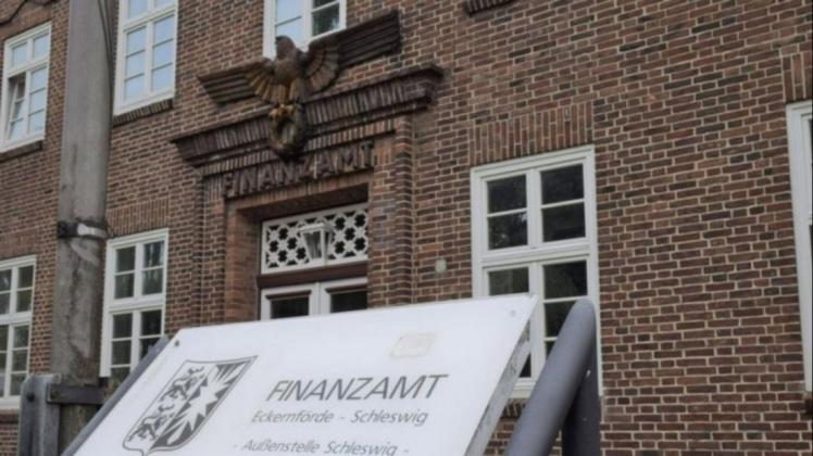 Auf dem offiziellen Schild vor dem Eingang ist nach wie vor alles korrekt: Hier weist das Landeswappen von Schleswig-Holstein darauf hin, dass es sich beim Finanzamt in Schleswig um eine Behörde handelt.