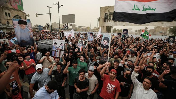 Anhänger des schiitischen Geistlichen al-Sadr nehmen an einer Kundgebung auf dem Tahrir-Platz teil, nachdem das irakische Parlament einen Gesetzesentwurf gegen eine „Normalisierung“ der Beziehungen mit Israel verabschiedet hat.