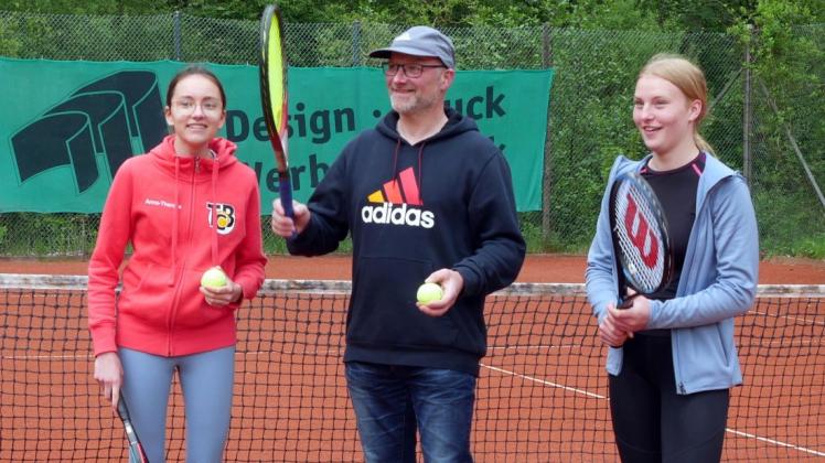 Trainer Olav Bahnsen trainiert mit Anna Hansen-Zobel (l.) und Anna Stadel.
