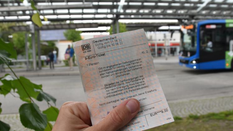 Mit dem 9-Euro-Ticket können die Fahrgäste im Juni, Juli und August für jeweils 9 Euro bundesweit im öffentlichen Nah- und Regionalverkehr fahren.