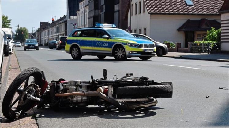 Auch wenn es im ersten Momentvielleicht anders aussieht: Der Unfall in der Mühlenstraße im Juli 2018 ging für den Motorradfahrer glimpflich aus. Ein Autofahrer hatte ihn beim Ausparken übersehen.