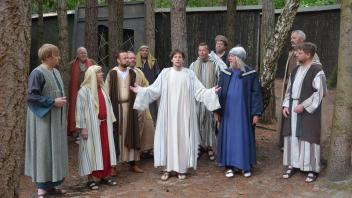 Probenszene auf der Waldbühne Ahmsen: Jesus, gespielt von Marcel Grol, inmitten seiner Jünger.