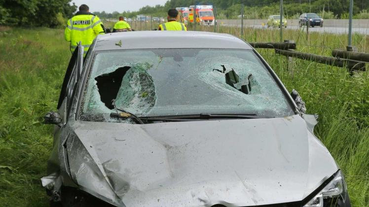 Erheblich beschädigt wurde der VW bei dem Unfall. Die Frontscheibe wurde von Holzstangen durchbohrt.