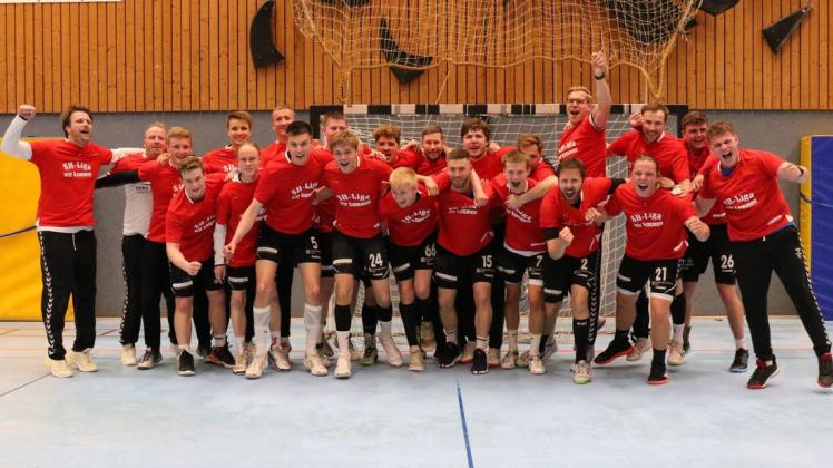Die HG OKT mit Trainer Christian Eichstädt (links) feierten den verdienten Sprung in die SH-Liga.