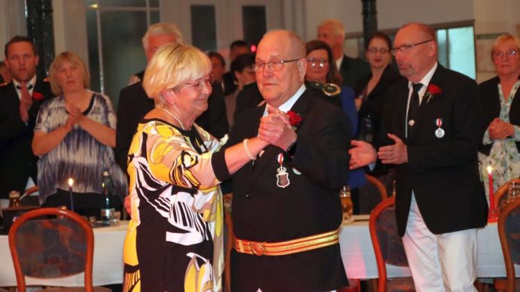 Eröffneten den Königsball unter Applaus der Gäste: Kopfkönig Günter Seddig und seine Frau Ursula.