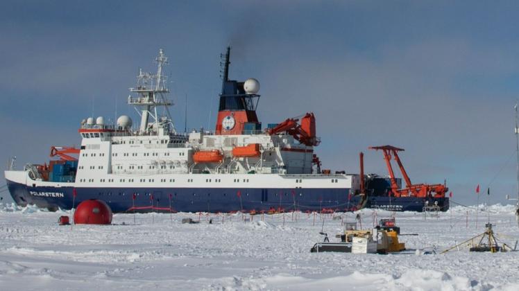 Das Forschungsschiff „Polarstern“ liegt bei einer seiner Reisen in der Antarktis an einer Eiskante. Es ist in die Jahre gekommen und soll in wenigen Jahren durch einen Neubau ersetzt werden.