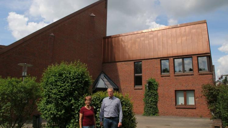 Christel Welsch und Pastor Lars Därmann freuen sich darüber, dass die Bugenhagen Kirche neu eingedeckt ist.