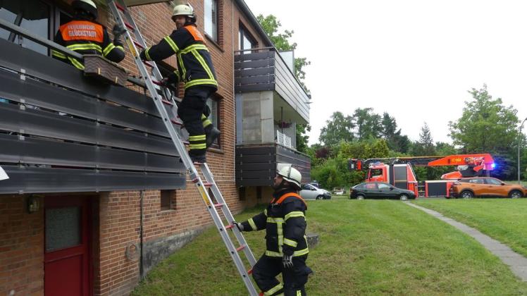 Über den Balkon und die auf Kipp stehende Tür gelangten die Feuerwehrleute in die Wohnung.