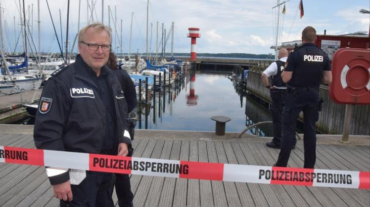 Im Bereich zwischen Leuchtturm und südlicher Mole soll es laut Polizeisprecher Jens Oltmann am Mittwochnachmittag zu einer Detonation unter Wasser gekommen sein.