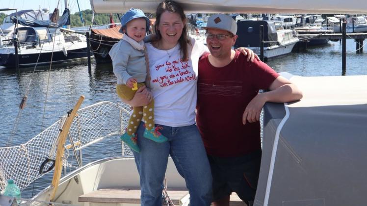 Ole und Ines Timm sind begeisterte Segler. Zusammen mit ihrer Tochter Pia machen sie gerne einen Zwischenstopp am Jachthafen in Rendsburg.