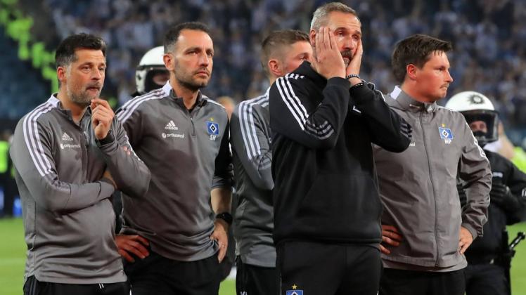 Traurige Gesichter: HSV-Coach Tim Walter (2. von rechts) und sein Trainerteam können den verpassten Bundesliga-Aufstieg nicht fassen.