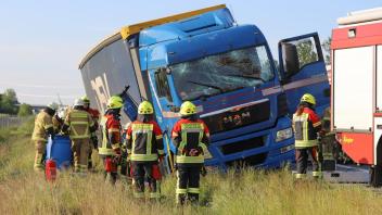 Feuerwehrleute aus Großenaspe und Bad Bramstedt halfen auf der A7 bei der Bergung des Lastwagens.