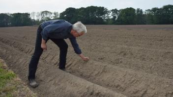 Landwirt Carsten Fedder kontrolliert, ob seine Kartoffeln genug Wasser haben. Wenn die Trockenheit in Schleswig-Holstein anhält, muss er nachhelfen.