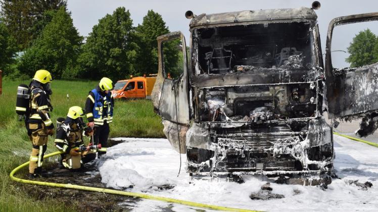 Die Feuerwehren aus Rellingen und Pinneberg waren wegen des brennenden Lkw auf der A23 im Einsatz.