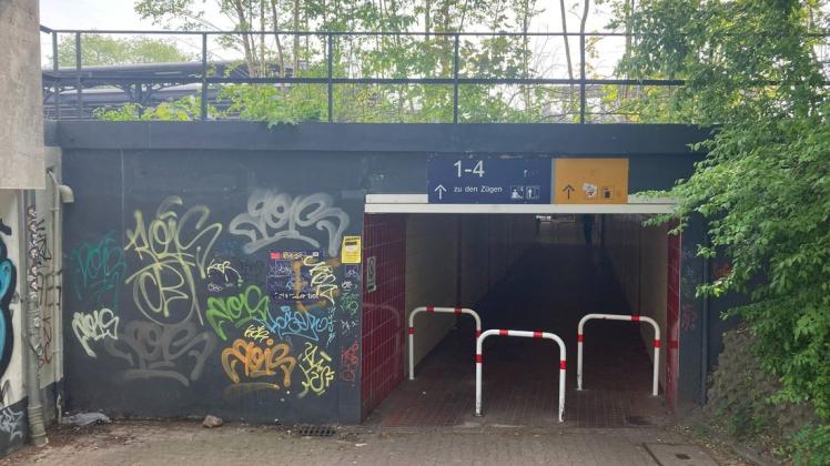 Unbekannte beraubten am Dienstagabend einen 20-Jährigen in der Unterführung am Rendsburger Bahnhof.