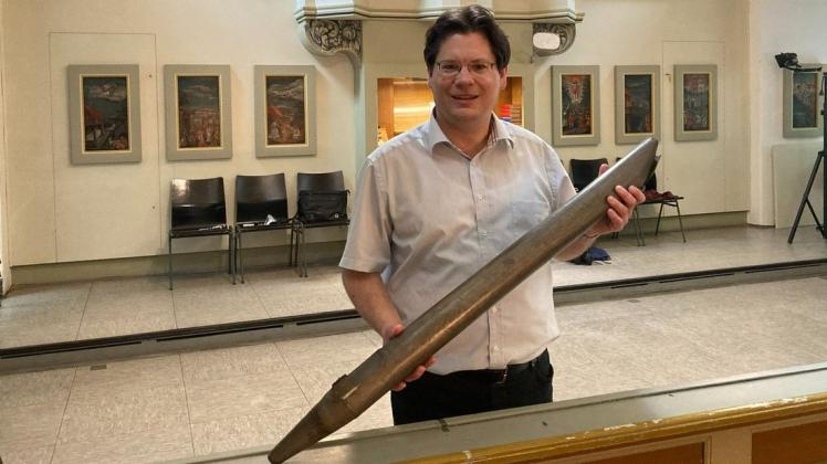 Kantor Kristian Schneider freut sich: Eine der ursprünglichen Orgelpfeifen hat ihren Weg zurück in die Nikolaikirche gefunden. Bei der Restaurierung wird sie wieder in das Instrument integriert. Dieses Projekt ist jetzt aber einmal kurz ins Wackeln gekommen.