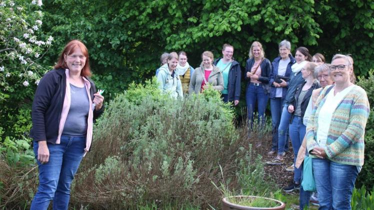 Anke Möller (li) erklärt die Kräuter in ihrem Garten