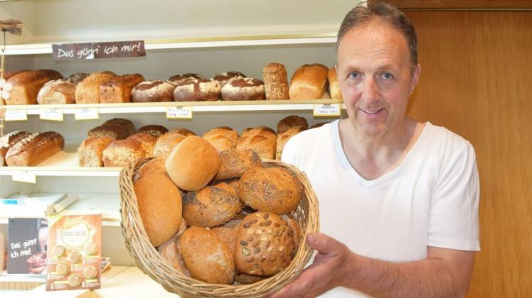 Dirk Rehbehn musste die Preise für Brötchen und Brot erhöhen, weil der Einkaufspreis für Mehl extrem gestiegen ist.