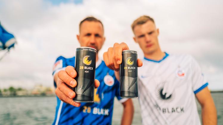 Splendid Drinks wird der neue Hauptsponsor beim Fußball-Zweitligisten FC Hansa Rostock. Der Schriftzug 28 Black wird fortan auf der Brust der Hansa-Profis stehen.