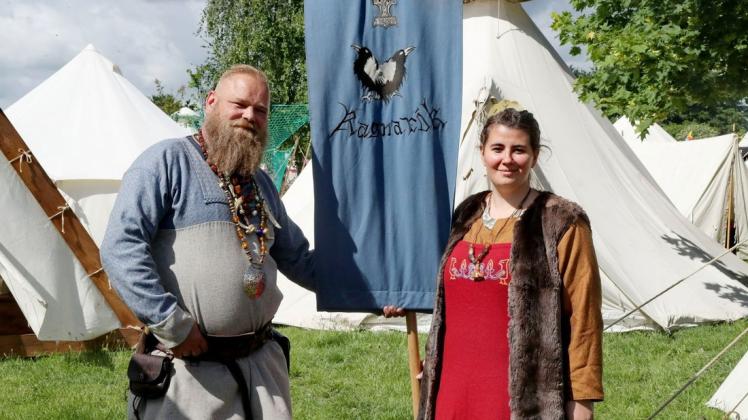 König Niels der Blaue und seine Königin Kerstin Reuter von der Sippe Ragnarök schlug am Himmelfahrts-Wochenende sein Lager in Warder auf.