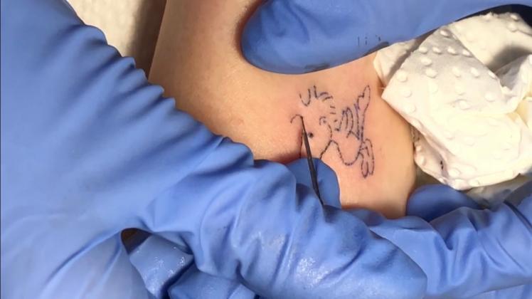 So sieht Stick and Poke aus: die Nadel sticht die Tinte unter die Haut. 