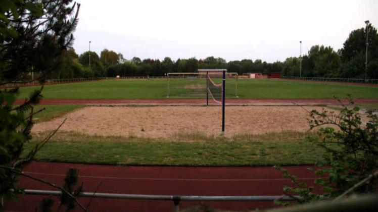 Der Sportplatz in Bönningstedt ist in die Jahre gekommen und für Fußballer bei Regen und in den Wintermonaten nicht nutzbar. Jetzt soll die Anlage auf Vordermann gebracht werden.