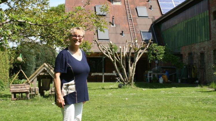 Heike Scharf, Vorsitzende des Landfrauenvereins Pinneberg und Umgebung, lebt selbst in Hemdingen. Hier zeigt sie ihren Garten. Die Landwirtschaft haben Sie und ihr Mann schon lange aufgegeben.