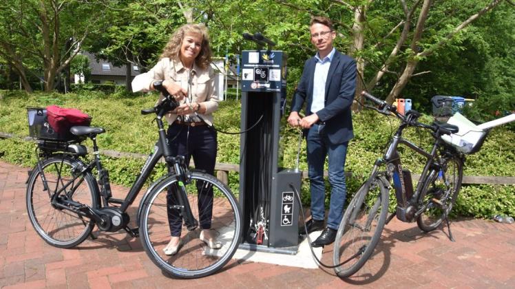 Bürgermeisterin Sabine Kählert und Bauamtsleiter René Goetze testen mit ihren Bikes Servicemöglichkeiten der an der Klaus-Groth-Straße vor der Stadtbücherei aufgestellten Fahrradreparaturstation.