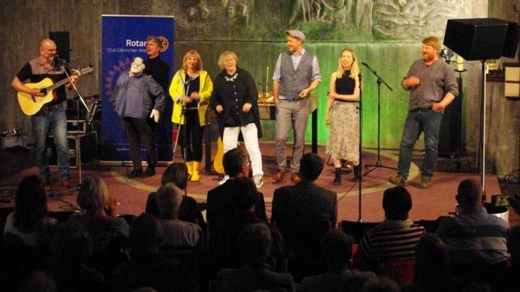 Eine Bühne mit plattdeutschen Künstlern. Nach zwei Jahren Corona-Pause hatte der Rotary Club Dänischer Wohld  zum zehnten Mal zu „Rotary op Platt“ ins Eivind-Berggrav-Zentrum eingeladen. Der Erlös ging dieses Mal an die Künstler selber.