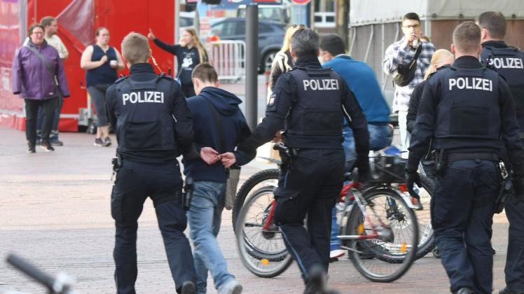 Die Polizei nimmt einen Jugendlichen am Südermarkt in Heide in Gewahrsam.