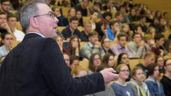 Wieder Leben auf dem Campus und im Hörsaal – vom 1. Juni bis 15. Juli können sich Studieninteressierte um einen Studienplatz zum Wintersemester 2022/2023 in den zulassungsbeschränkten Studienfächern der Universität Rostock bewerben.