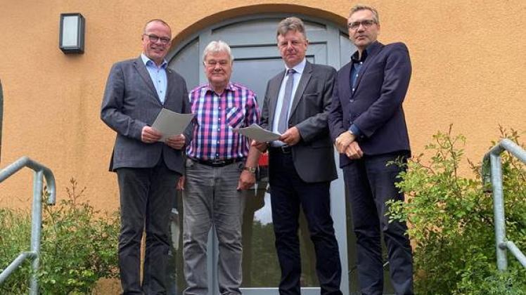 Sowohl Jürgen Ahrens (v.l.) und Wolfgang Methling, Bürgermeister und stellvertretender Bürgermeister, als auch die LGE-Geschäftsführer Volker Bruns sowie Robert Erdmann unterzeichneten am Montag den Vertrag zur Erschließung der neuen Grundstücke in Papendorf.