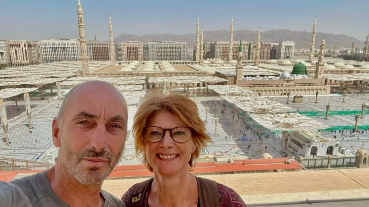 Claudia und Norbert Koll aus Westerrönfeld, hinter ihnen Medina im westlichen Saudi-Arabien. Am 22. Juni 2021 war das Paar in Westerrönfeld aufgebrochen.