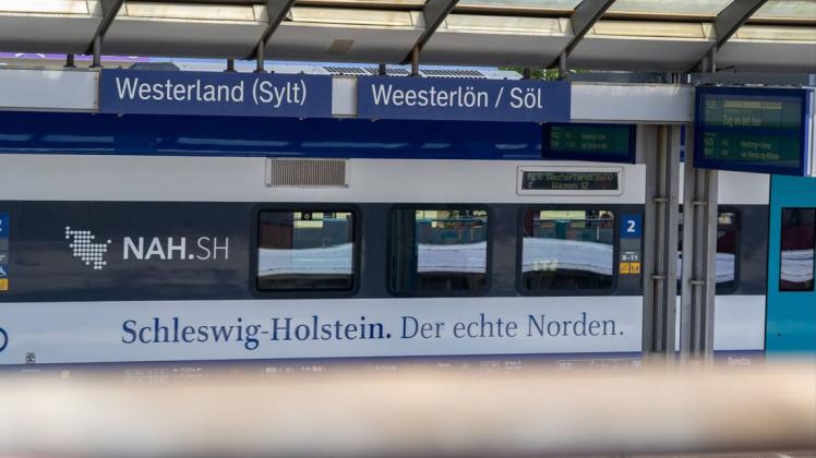 Ein Zug der Marschbahn im Bahnhof von Westerland auf Sylt.