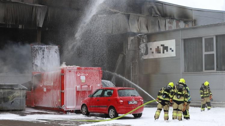 Mehr als 100 Kräfte von diversen Feuerwehren aus dem Kreis Pinneberg waren bei dem Großfeuer im Einsatz.