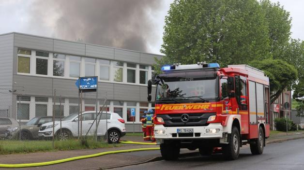 Feuer In Pinneberg: Lagerhalle An A23 Bei Brand Zerstört | SHZ