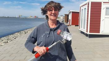 Regina Carstensen nimmt Proben aus der Nordsee vor Dagebüll mit ins Labor.