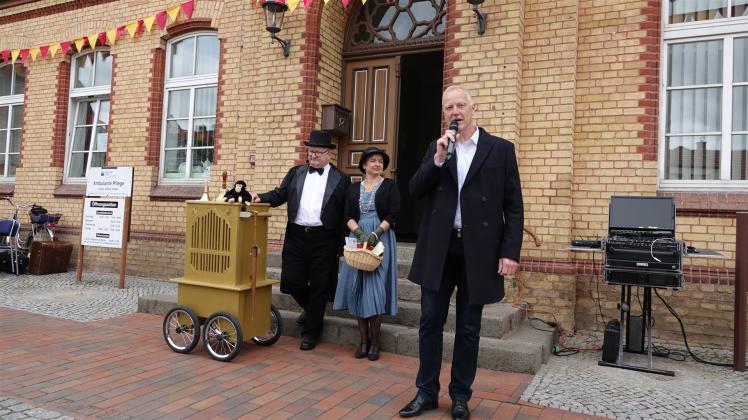 Mit einem Grußwort vor dem Rathaus eröffnete Bürgermeister Burkhard Liese am Sonntag die Festwoche in Brüel.